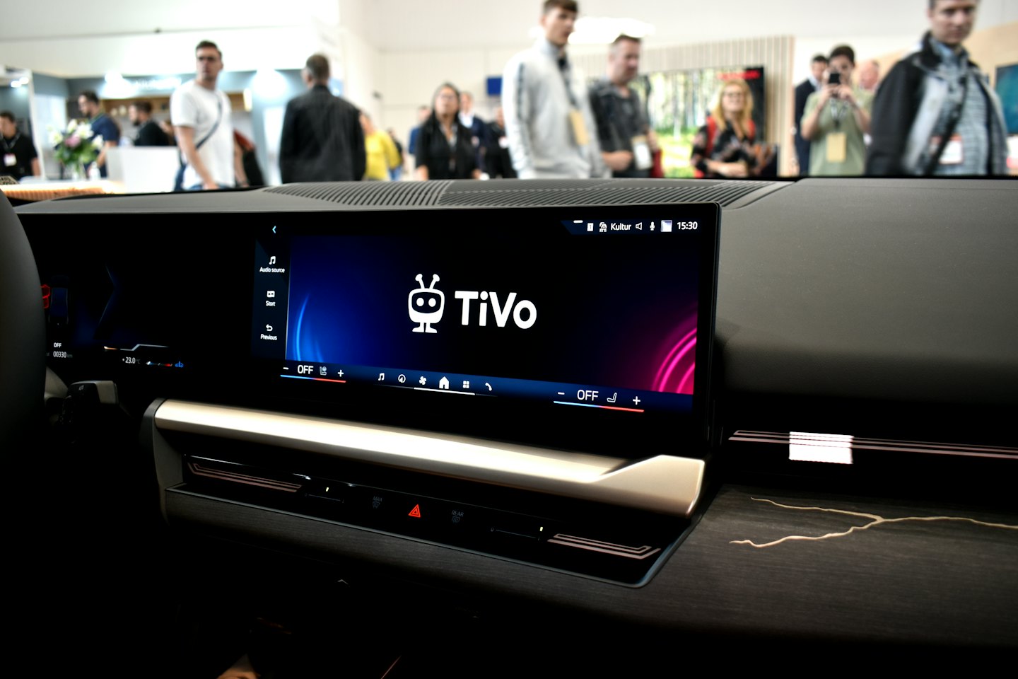 Nowoczesna deska rozdzielcza samochodu z logo TiVo na wystawie.